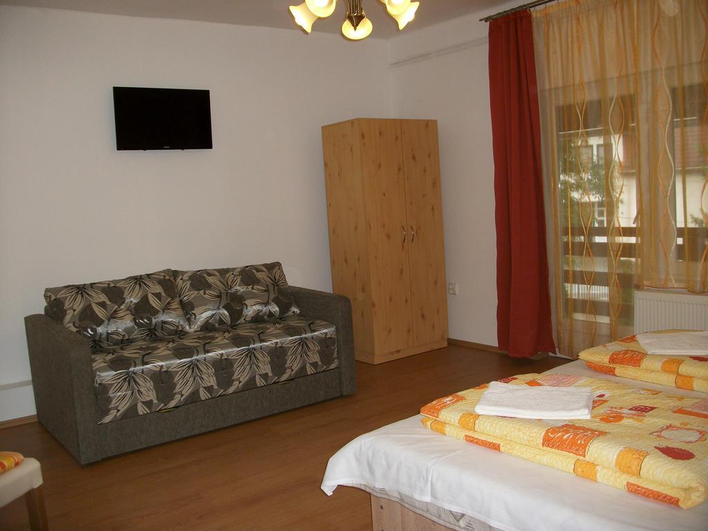 Eden Ii. Hotel Мисколк Екстериор снимка