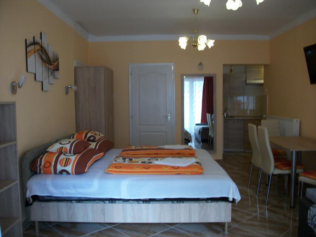 Eden Ii. Hotel Мисколк Екстериор снимка