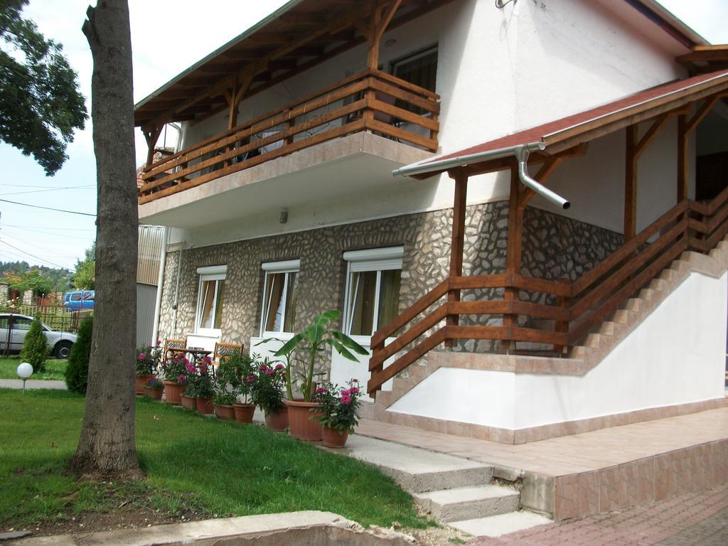 Eden Ii. Hotel Мисколк Екстериор снимка