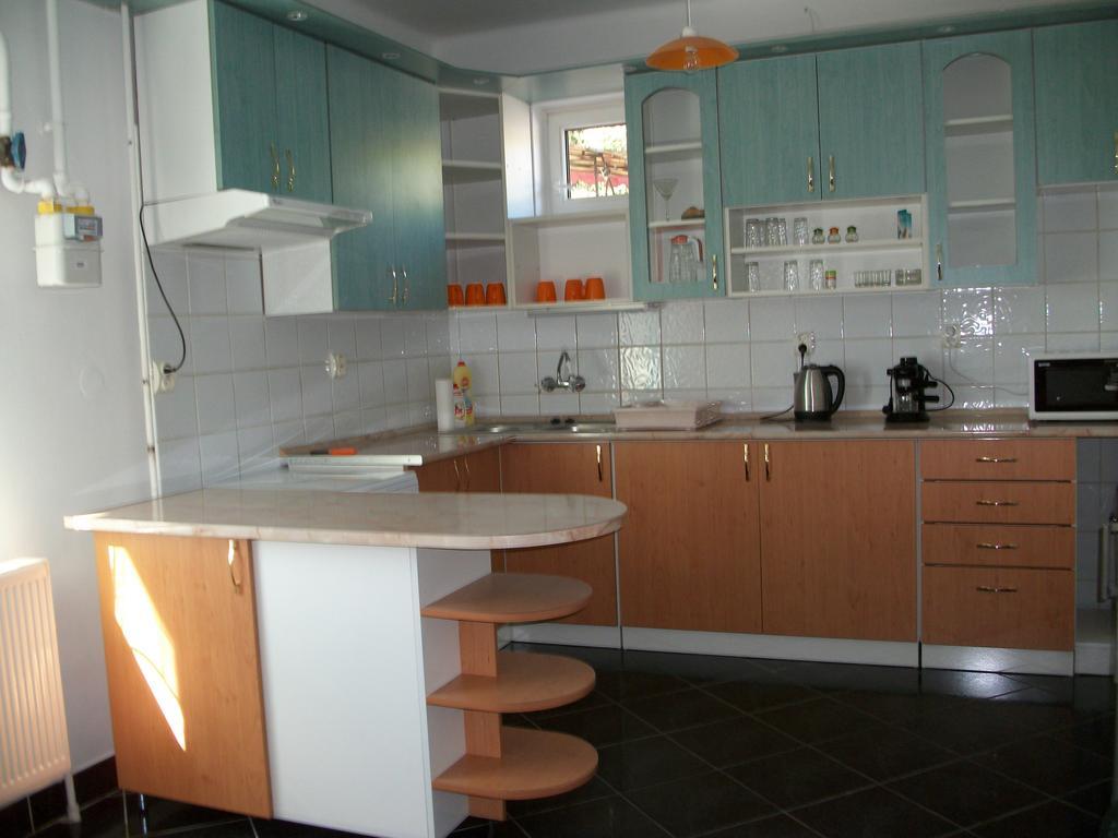 Eden Ii. Hotel Мисколк Екстериор снимка