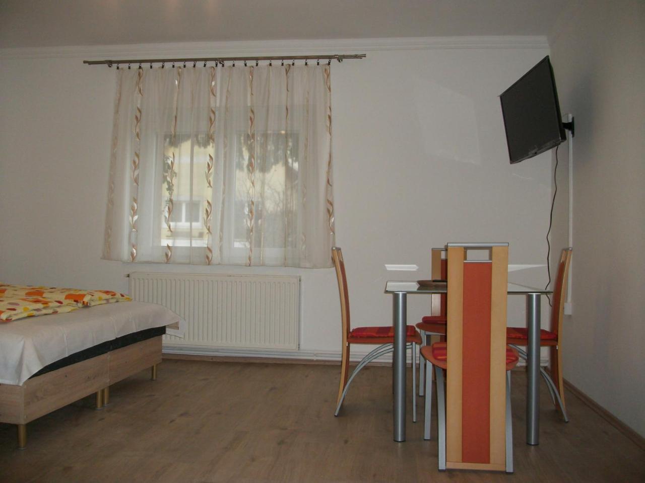 Eden Ii. Hotel Мисколк Екстериор снимка