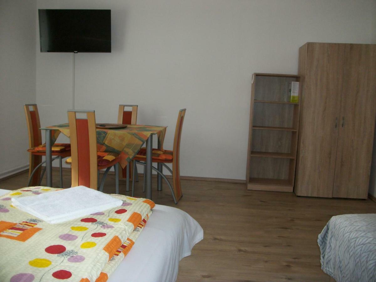 Eden Ii. Hotel Мисколк Екстериор снимка